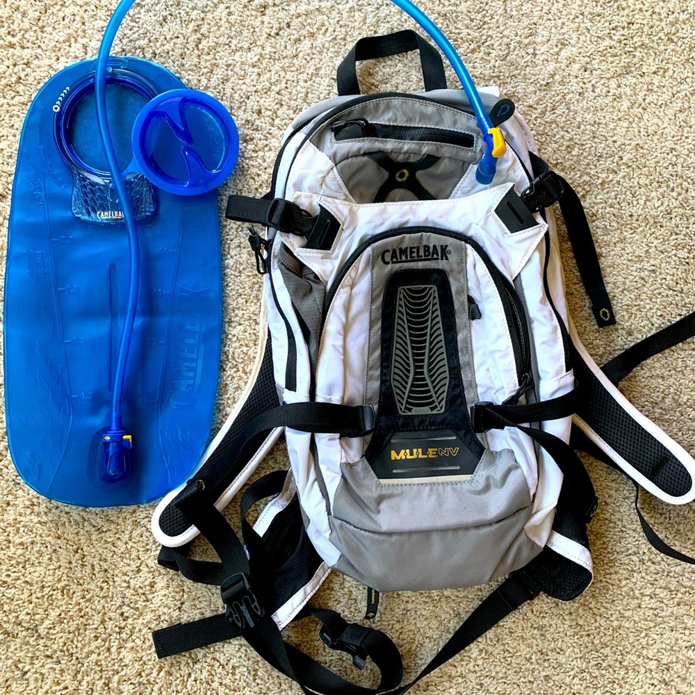 Men/Women's CamelBak Day Pack with 3 liter Bladder and Rain Cover